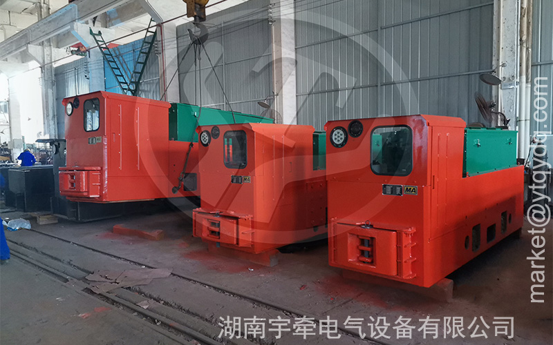 改造升級(jí)的8噸蓄電池湘潭電機(jī)車(chē)裝車(chē)發(fā)貨.jpg